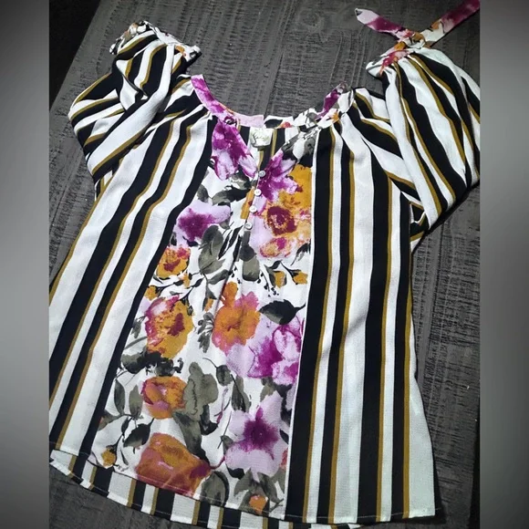 Fig and Flower Multicolor Floral Blouse - Picture 2 of 9